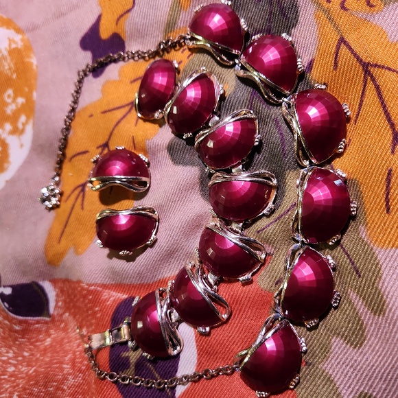 Jewelry - Thermoset Berry Colored MCM Vintage Set! Earrings, Bracelet and Choker Necklace